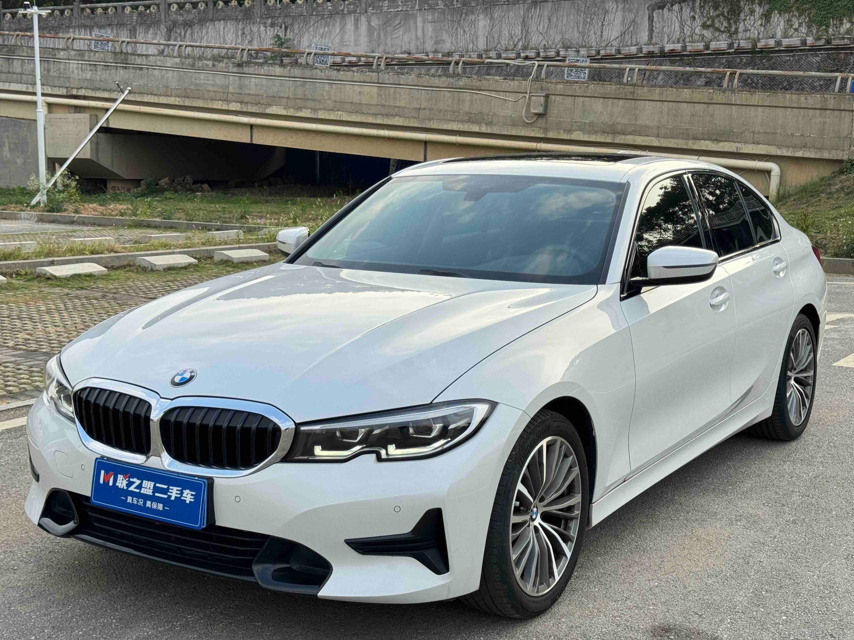 BMW 3 серии 2022 года 320i Спортивный комплект