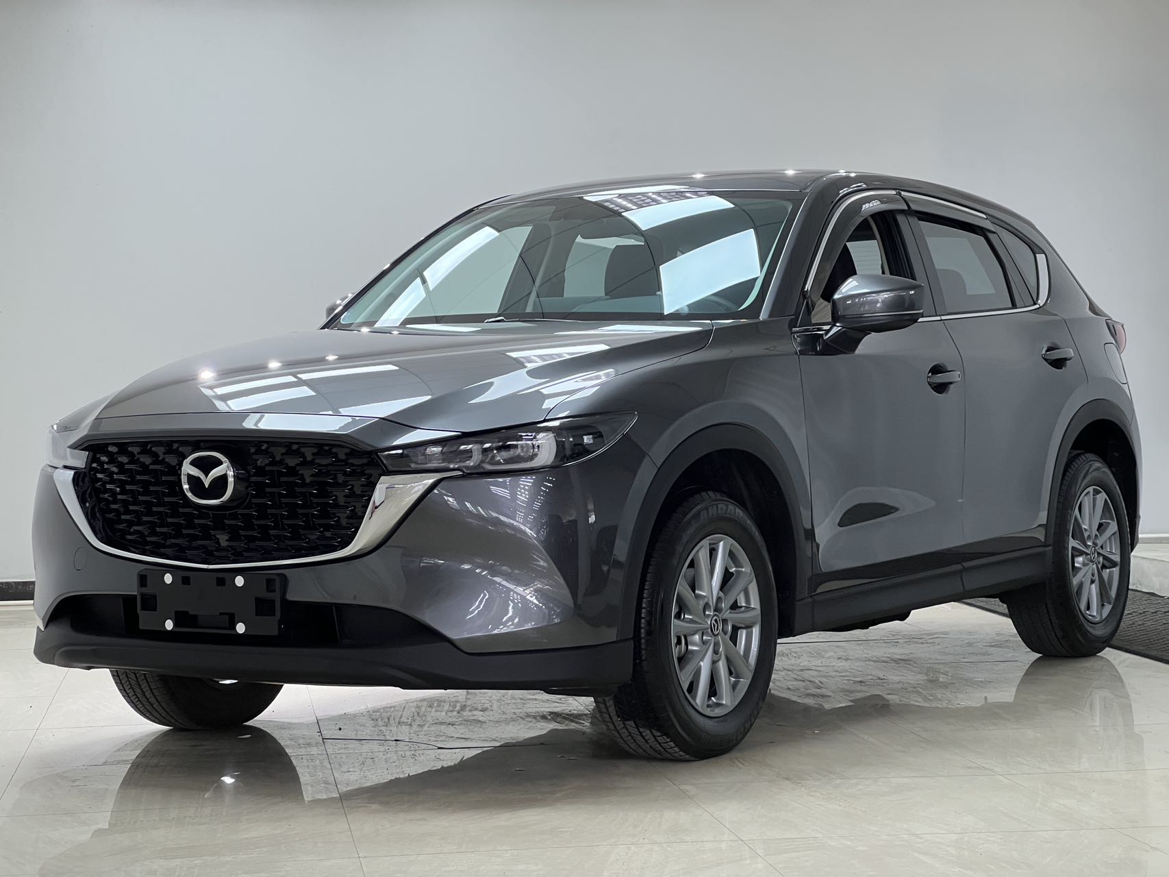 2022 модель Mazda CX-5 2.0L автомат, передний привод, комфортная версия (кожаные сиденья + оригинальные подогреваемые сиденья)