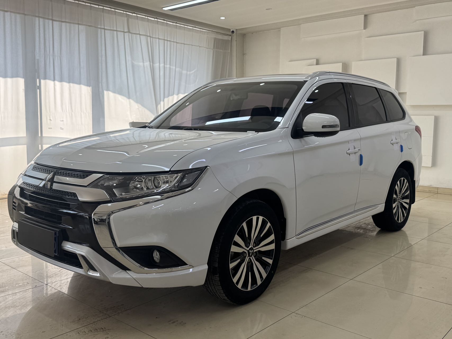 Mitsubishi Outlander 2021 модель 2.0L, передний привод, версия Enjoy, 5 мест