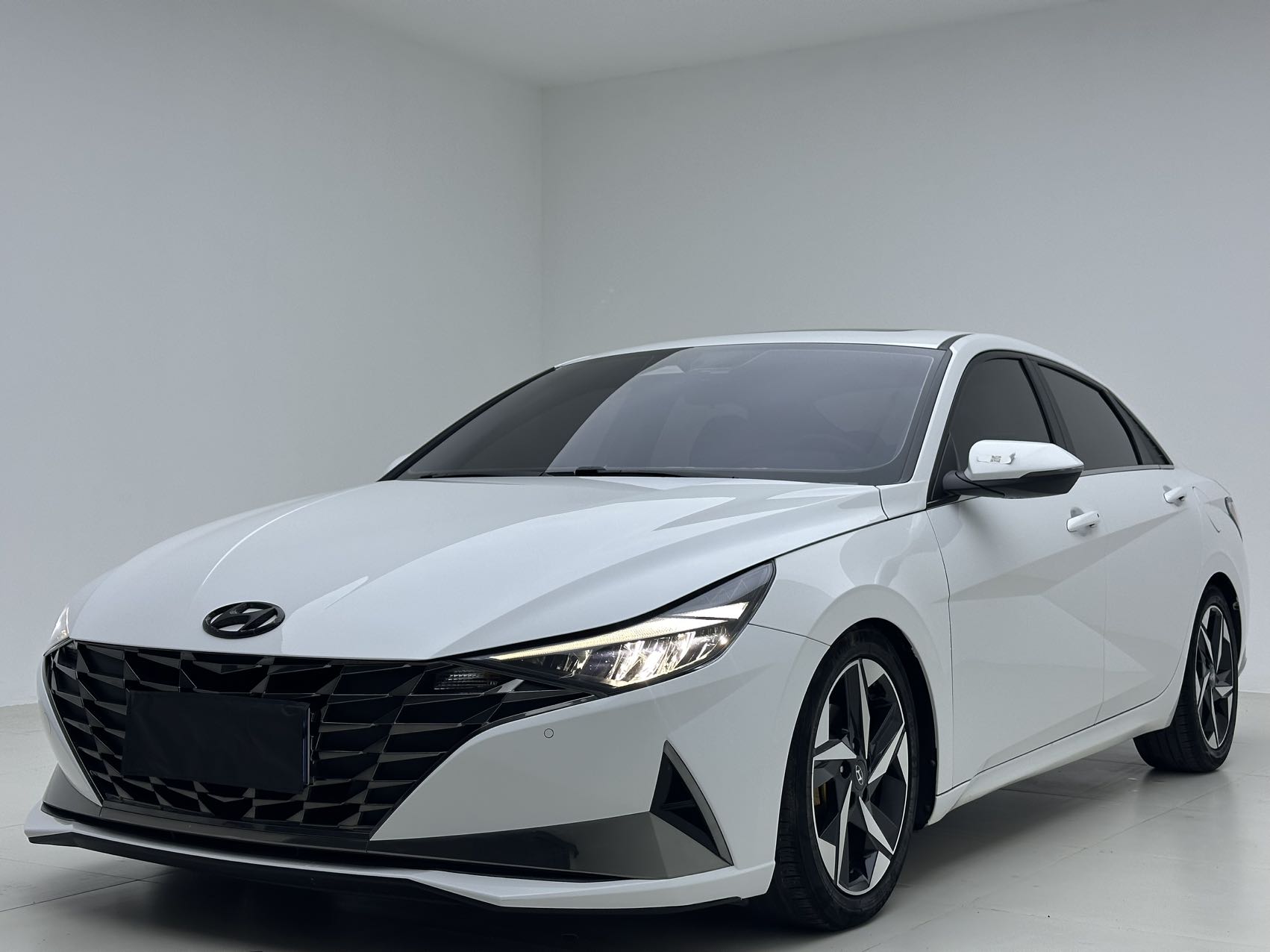 2022 Модель Hyundai Elantra 1.5L CVT LUX Премиум версия, стандарт экологической нормы VI