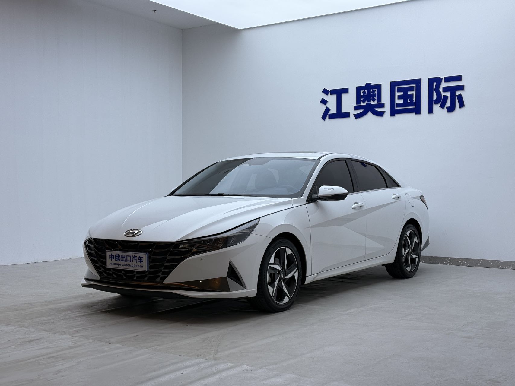 Hyundai Elantra 【Комплектация автомобиля】2022 год, 1.5L CVT, версия LUX Prestige