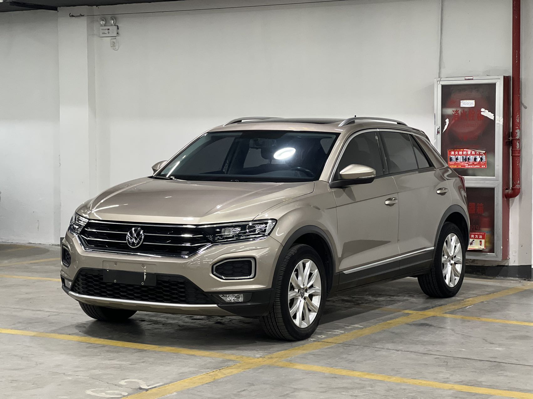 Volkswagen T-ROC 2022 года выпуска, модель 280TSI с коробкой передач DSG, версия с двумя колесными приводами и опциями класса «Элит».