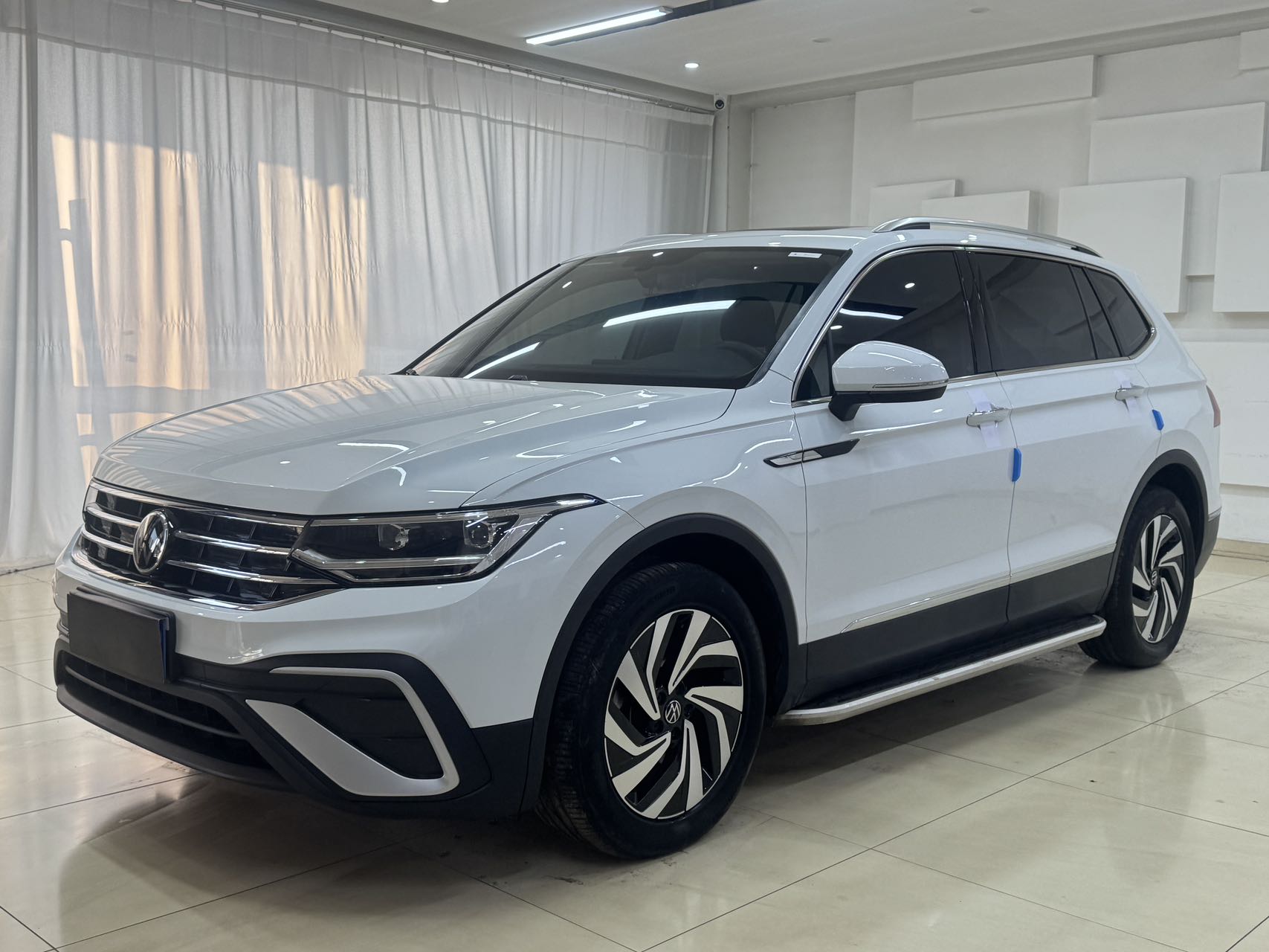 Volkswagen Tiguan L 2023 модель 280TSI автоматическая, передний привод, ограниченная версия Chaochuang