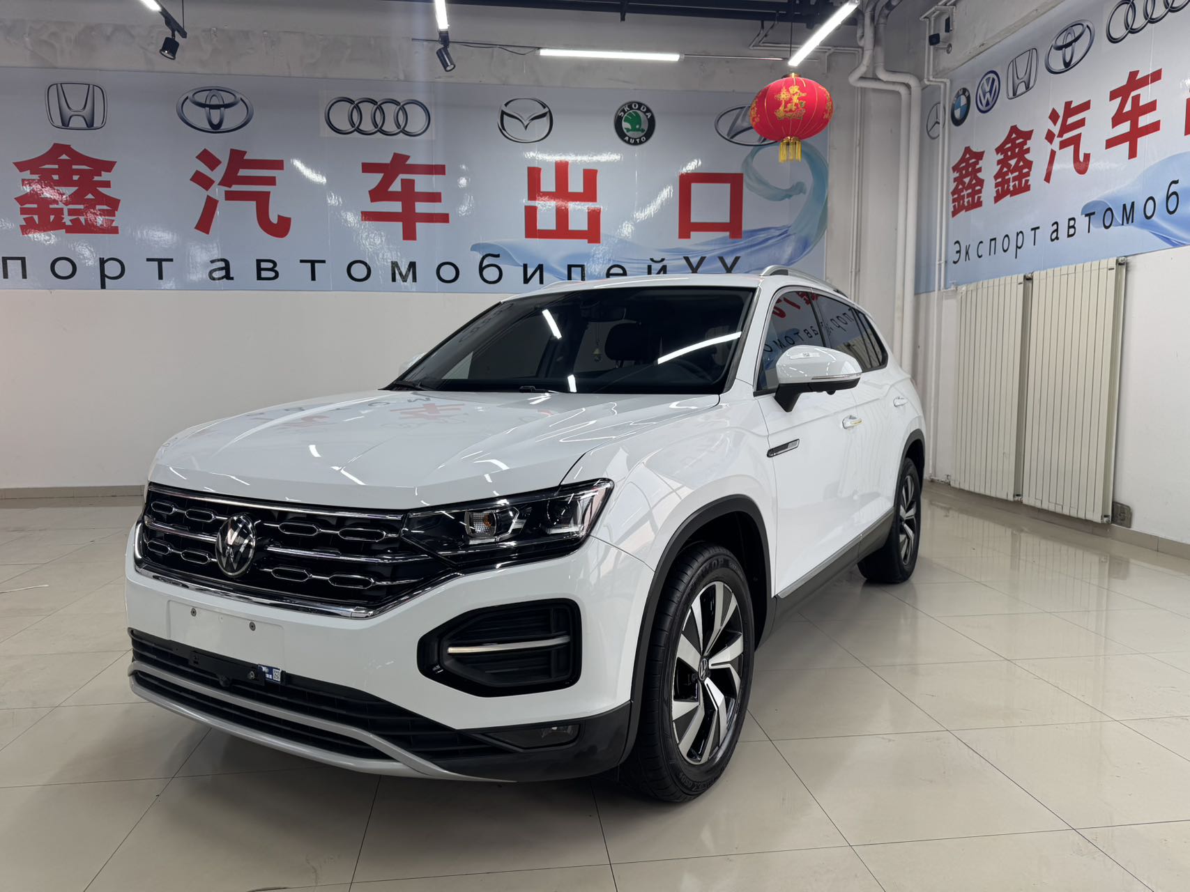 Volkswagen Tiguan 2022 модельного года, 280TSI, передний привод, комплектация Luxury Connect.