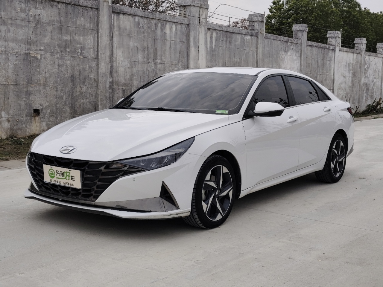 Hyundai Elantra 2022 года, 1.5L CVT LUX премиум-версия