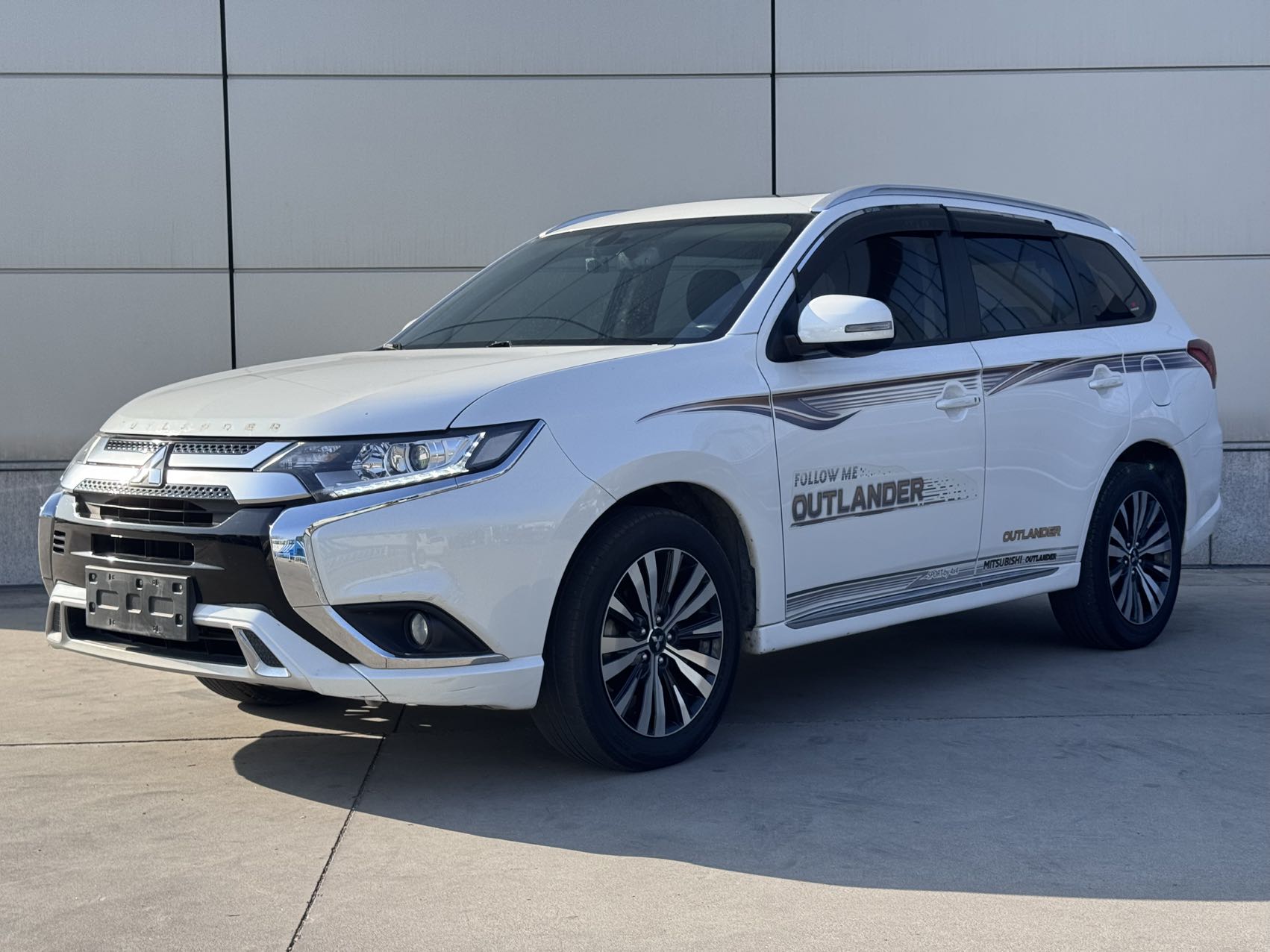 Mitsubishi Outlander 2021 модель обновленная 2.0L передний привод Enjoy версия 5 мест