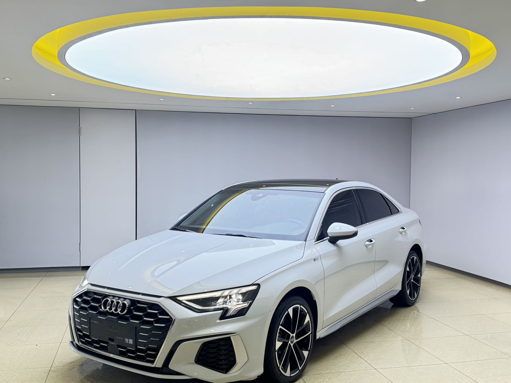 Ауди A3L Limuzin 2023, 35 TFSI, передний привод, Стильно-Спорт (Стандарт)