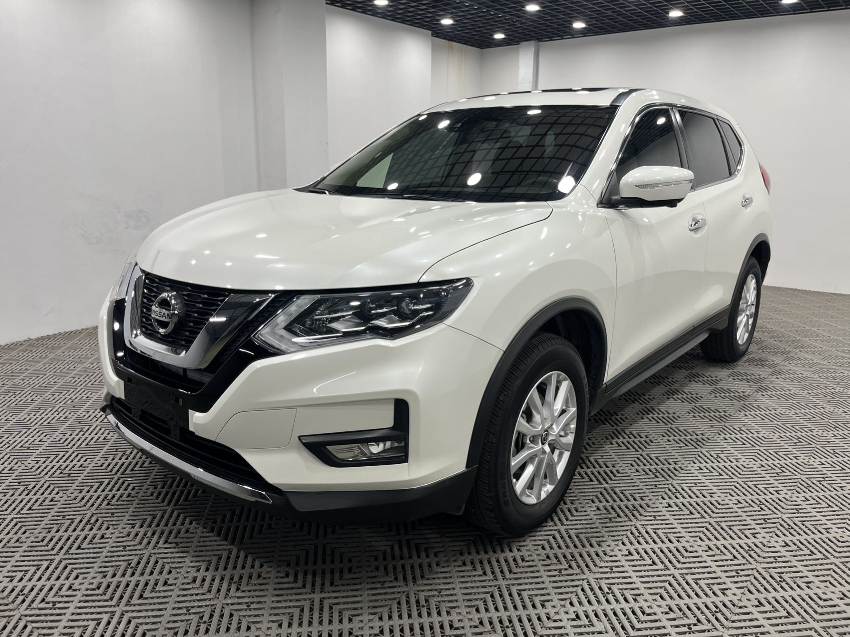 Nissan X-Trail 2023 классическая версия 2.0L, передний привод, умная комплектация Zhenxiang