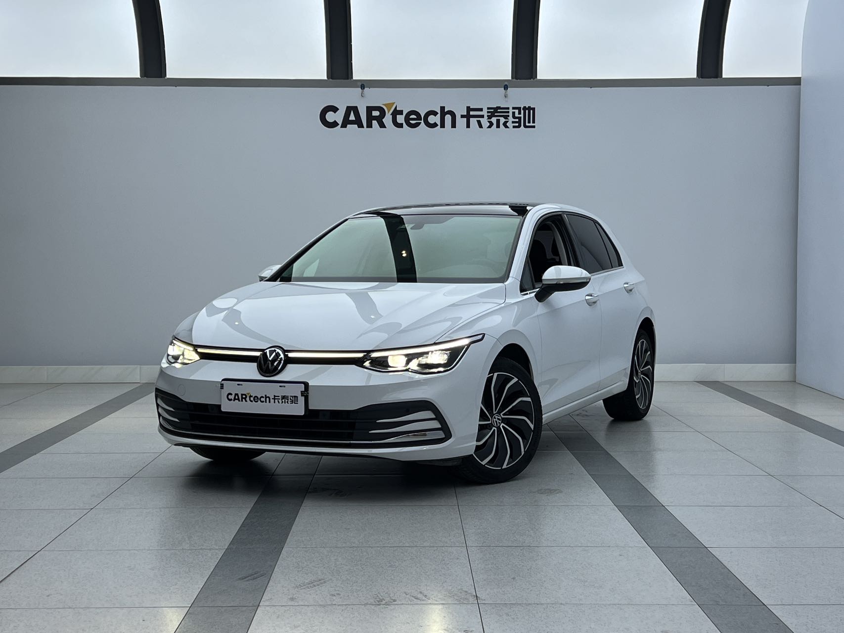 Вольксваген Голф 2021 280TSI DSG Pro / Вольксваген Голф 2021 1.4 л TSI 7-ступенчатая роботизированная коробка передач Pro