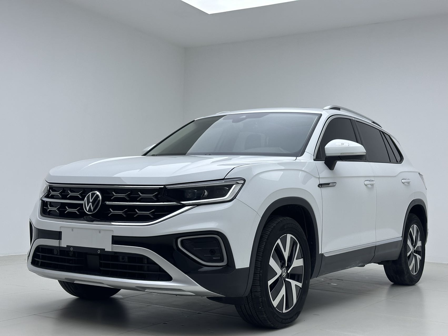 Volkswagen Tayron 280TSI 2023 года, двухколесный привод, версия Luxury Plus Advanced