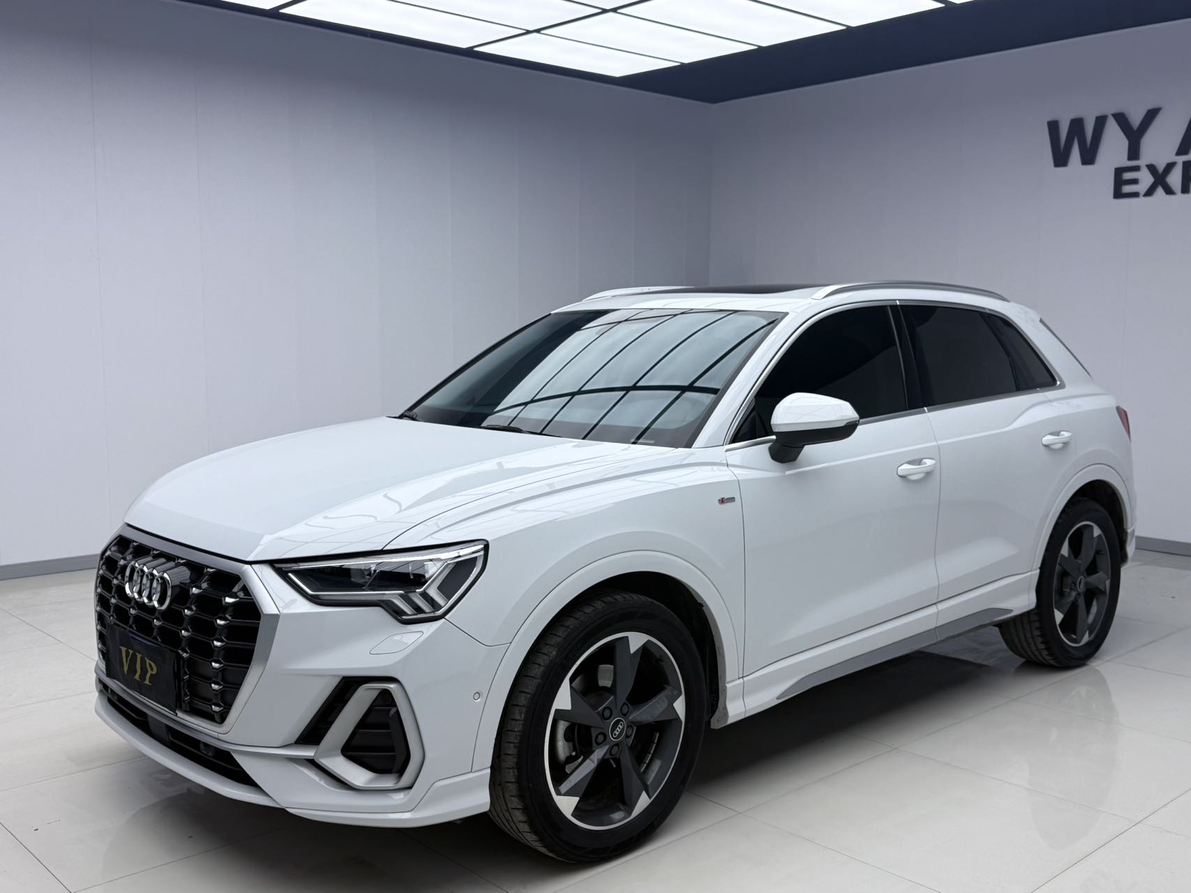Audi Q3 2022 модель 35 TFSI стильная спортивная версия
