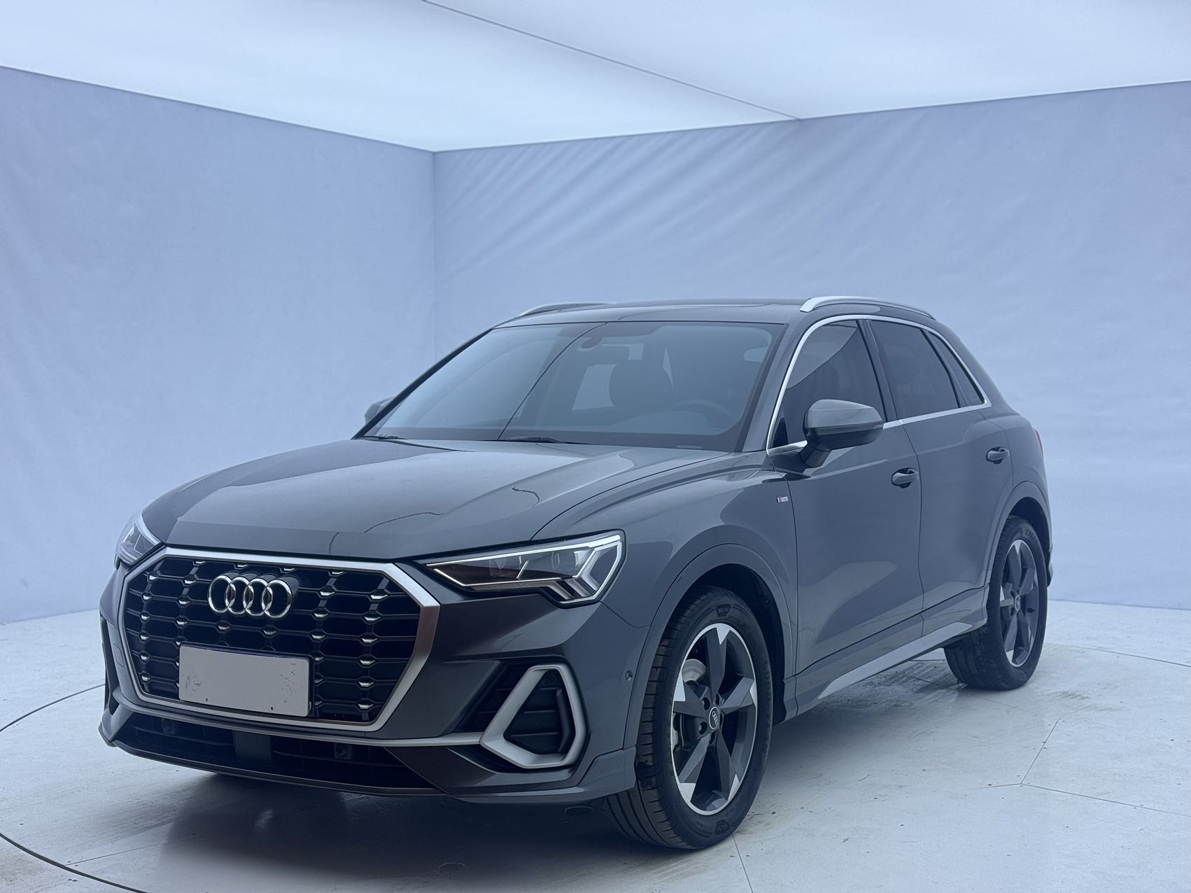 Audi Q3 2023 35 TFSI Модный и динамичный