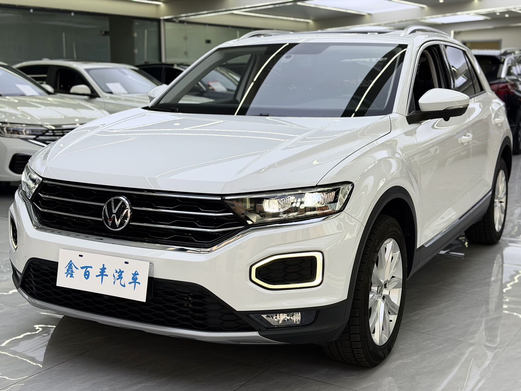 Volkswagen T-ROC 2022 280TSI DSG передний привод Elite PLUS