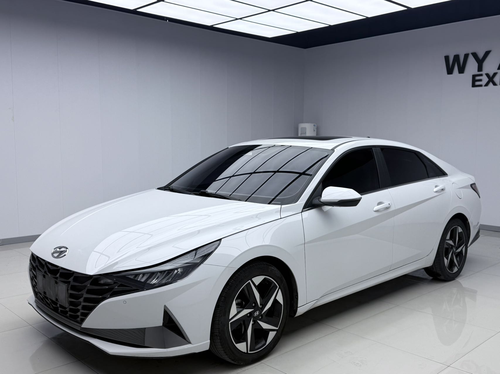 2022 модель Hyundai Elantra 1.5L CVT LUX премиум