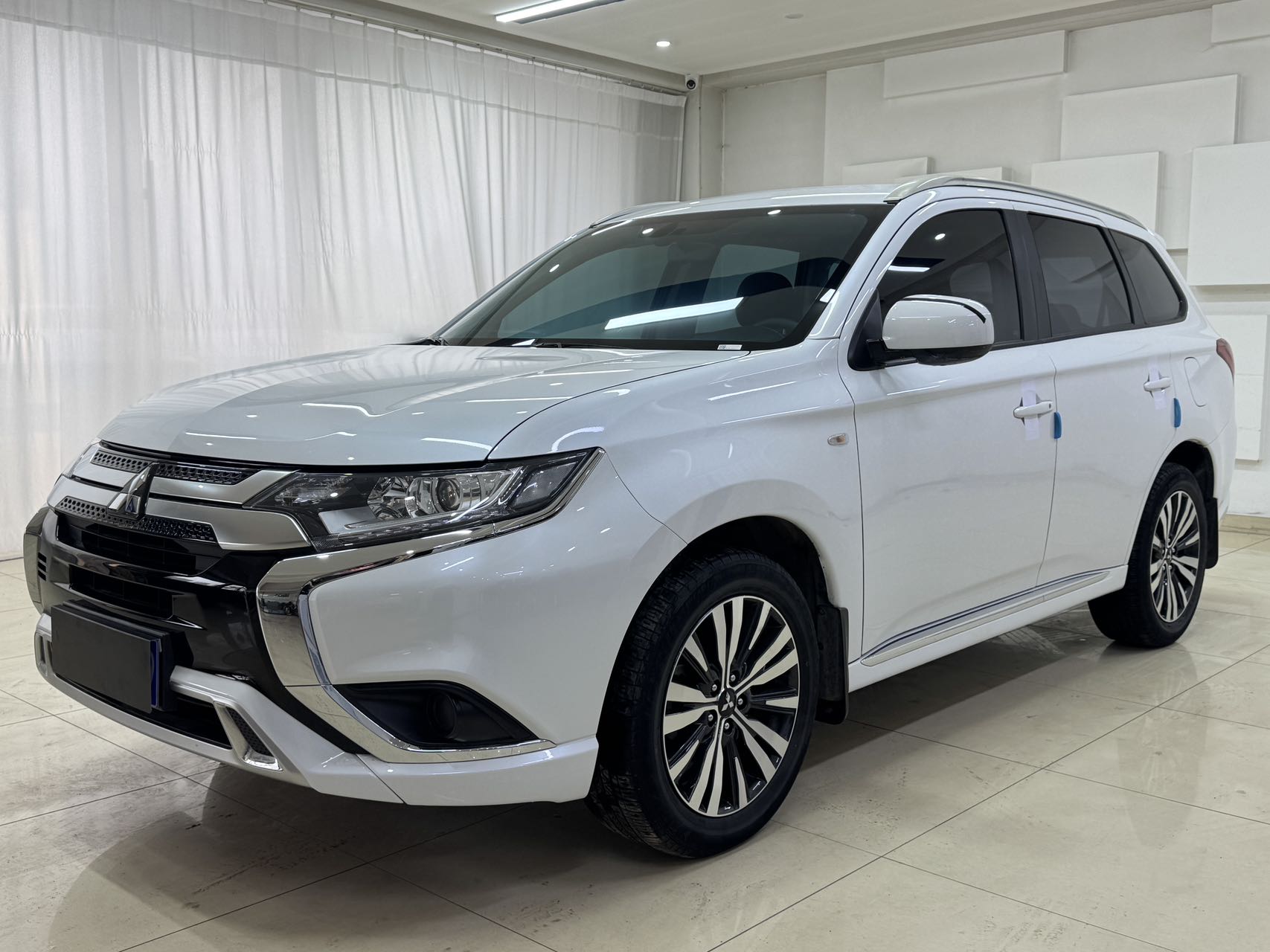 Mitsubishi Outlander 2021 модель 2.0L, передний привод, версия Changxing, 5 мест