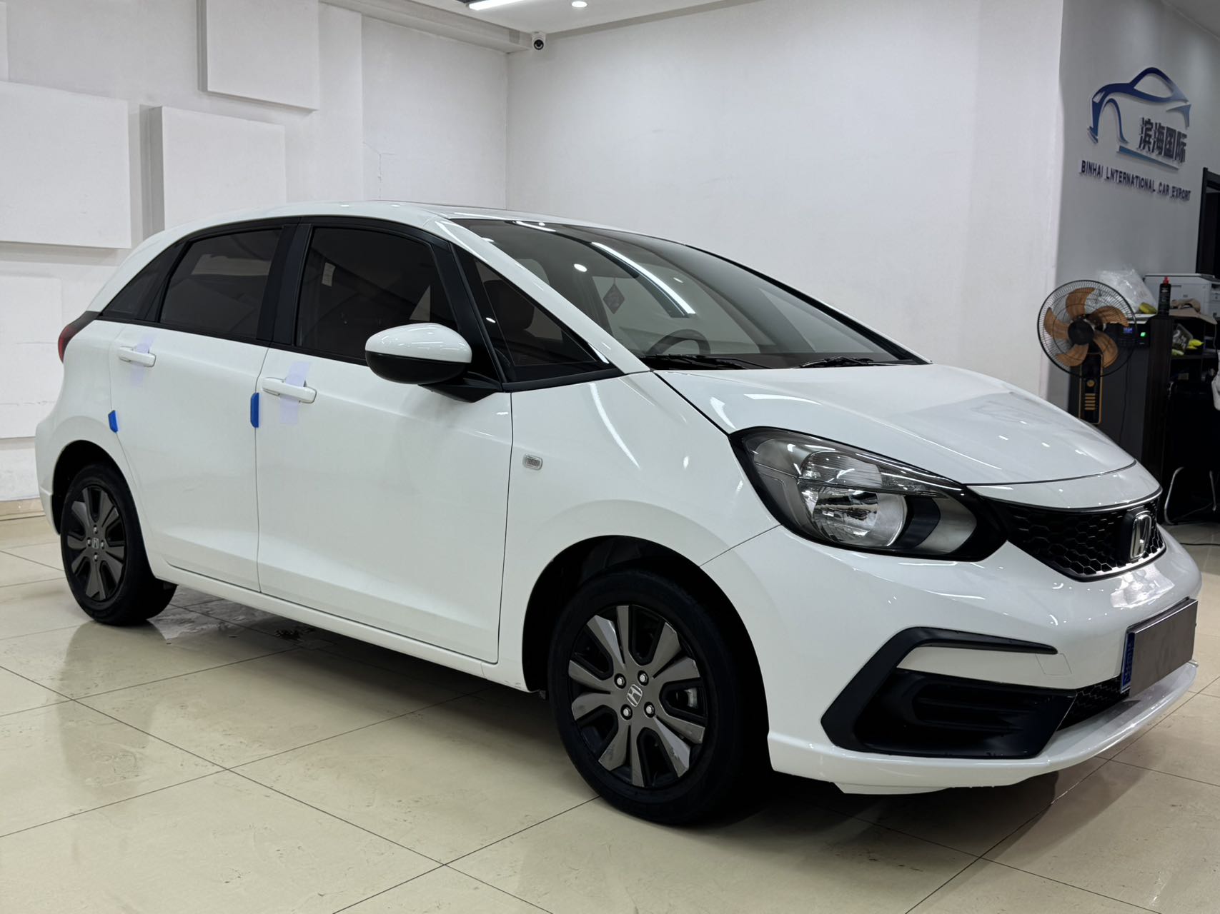 Honda Fit 2022 модельного года 1.5L CVT версия с панорамной крышей