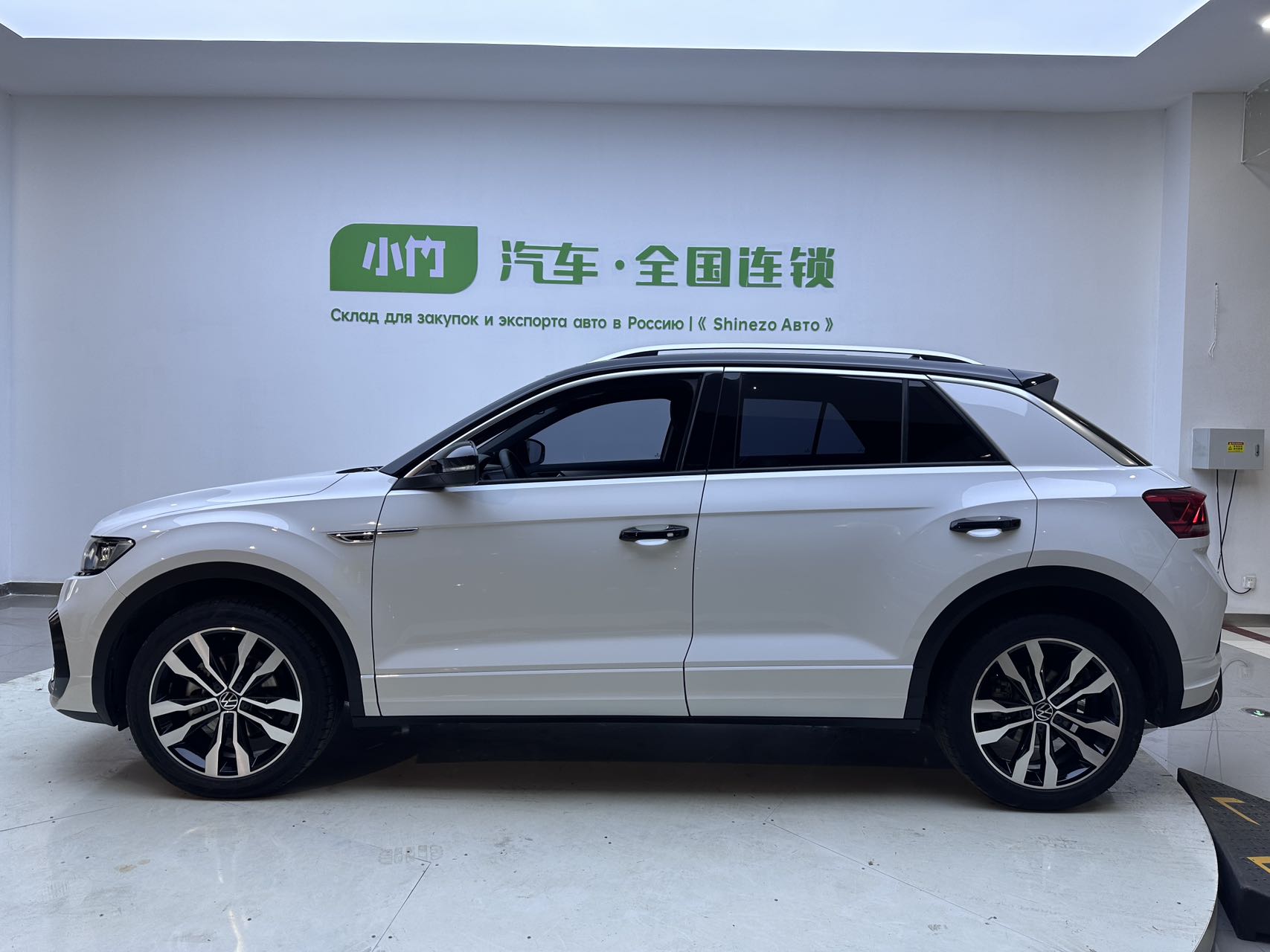 Volkswagen T-ROC Tan Ge 2022 модель 280TSI DSG передний привод R-Line Pro PLUS