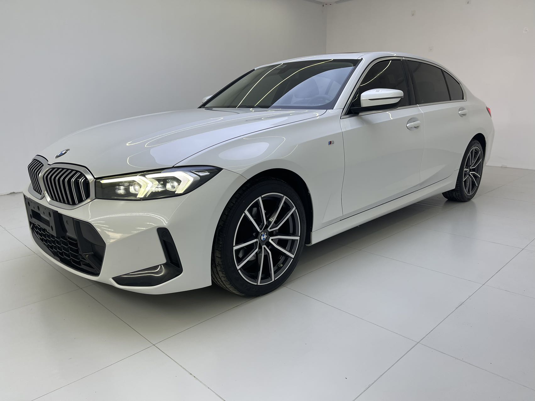 BMW 3 серии 2023 года 320Li M Спортивный пакет