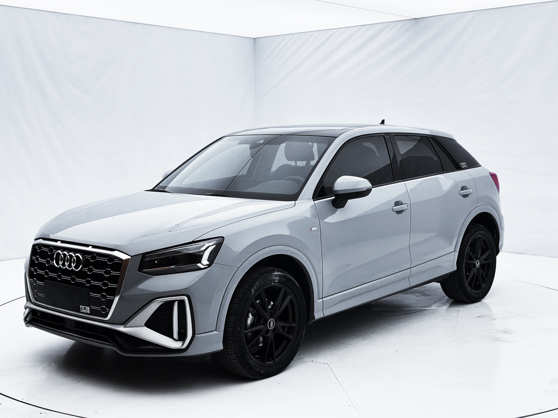 Audi Q2L 2022 версия 35 TFSI стартовая спортивная модификация, стандарт выбросов 国VI