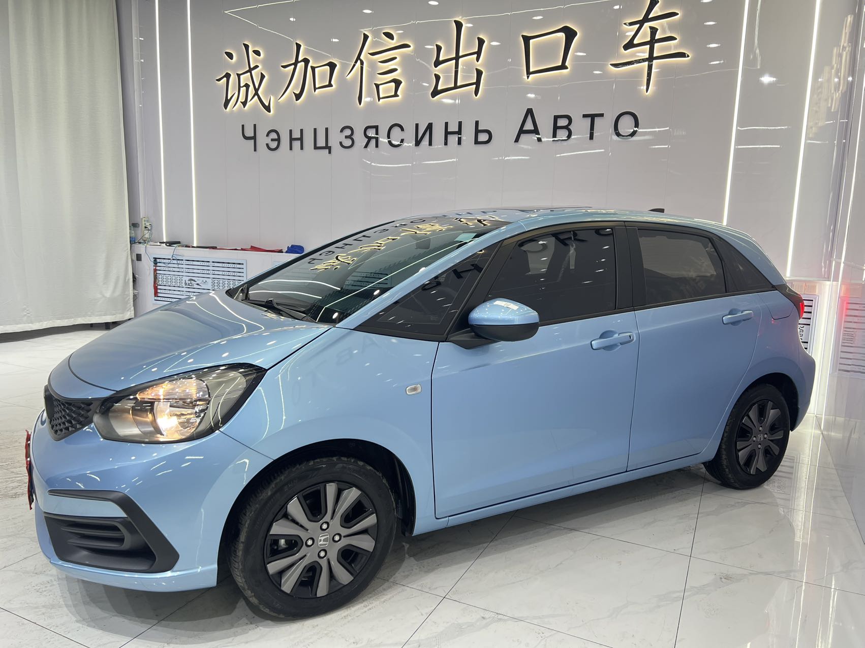 2022 год Honda Fit 1.5L CVT версия с люком и модными опциями