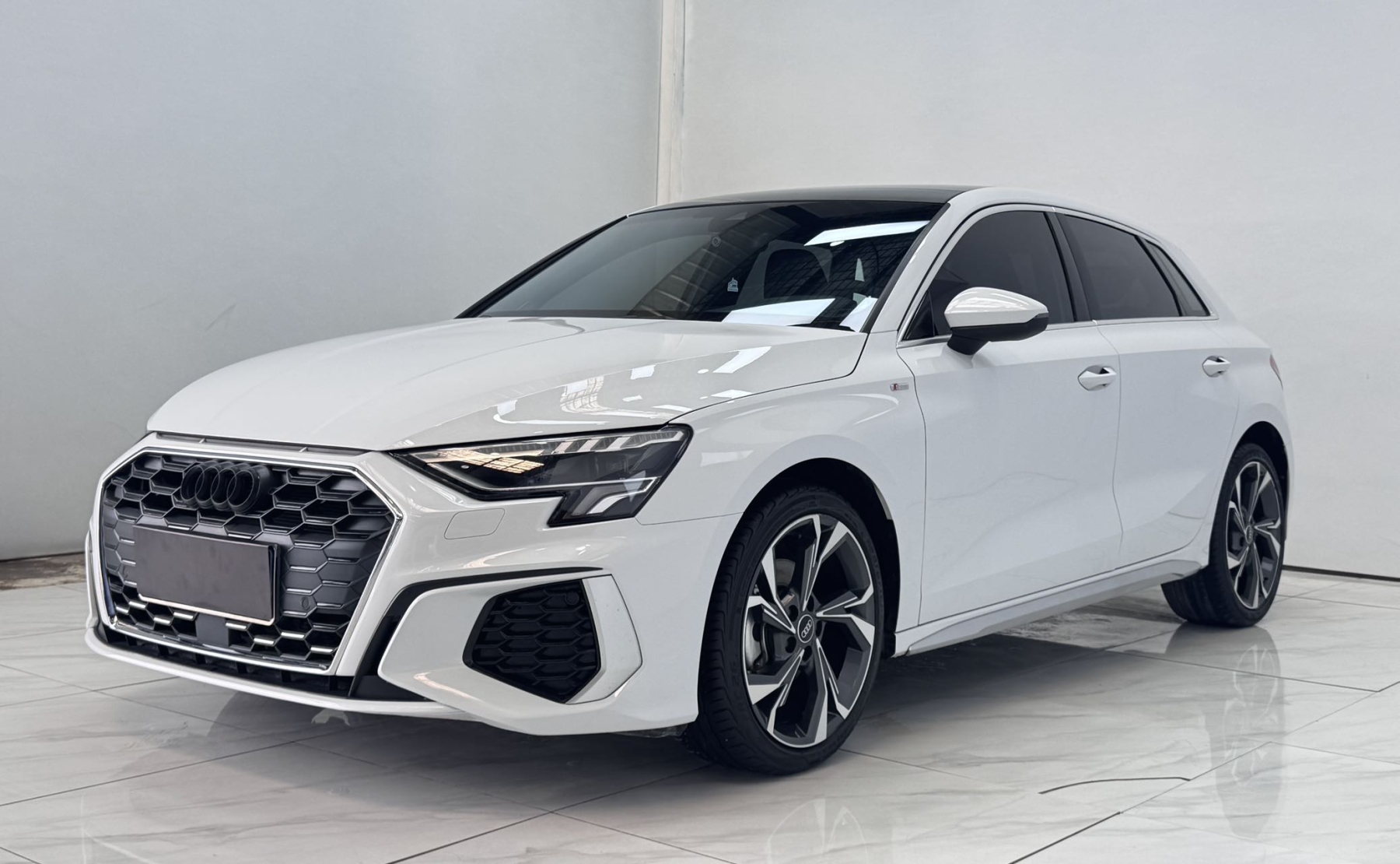 Audi A3 2021 года, Sportback 35 TFSI, роскошная спортивная модель