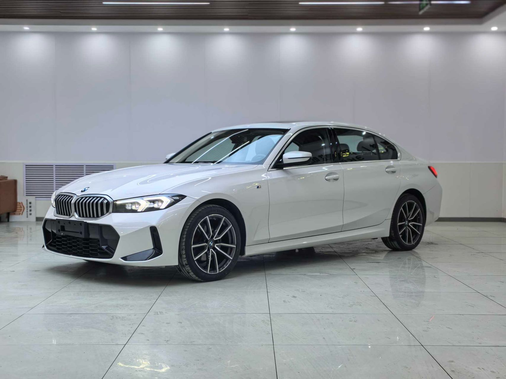 BMW 3 серии 2023 320 LIM Спортивный костюм