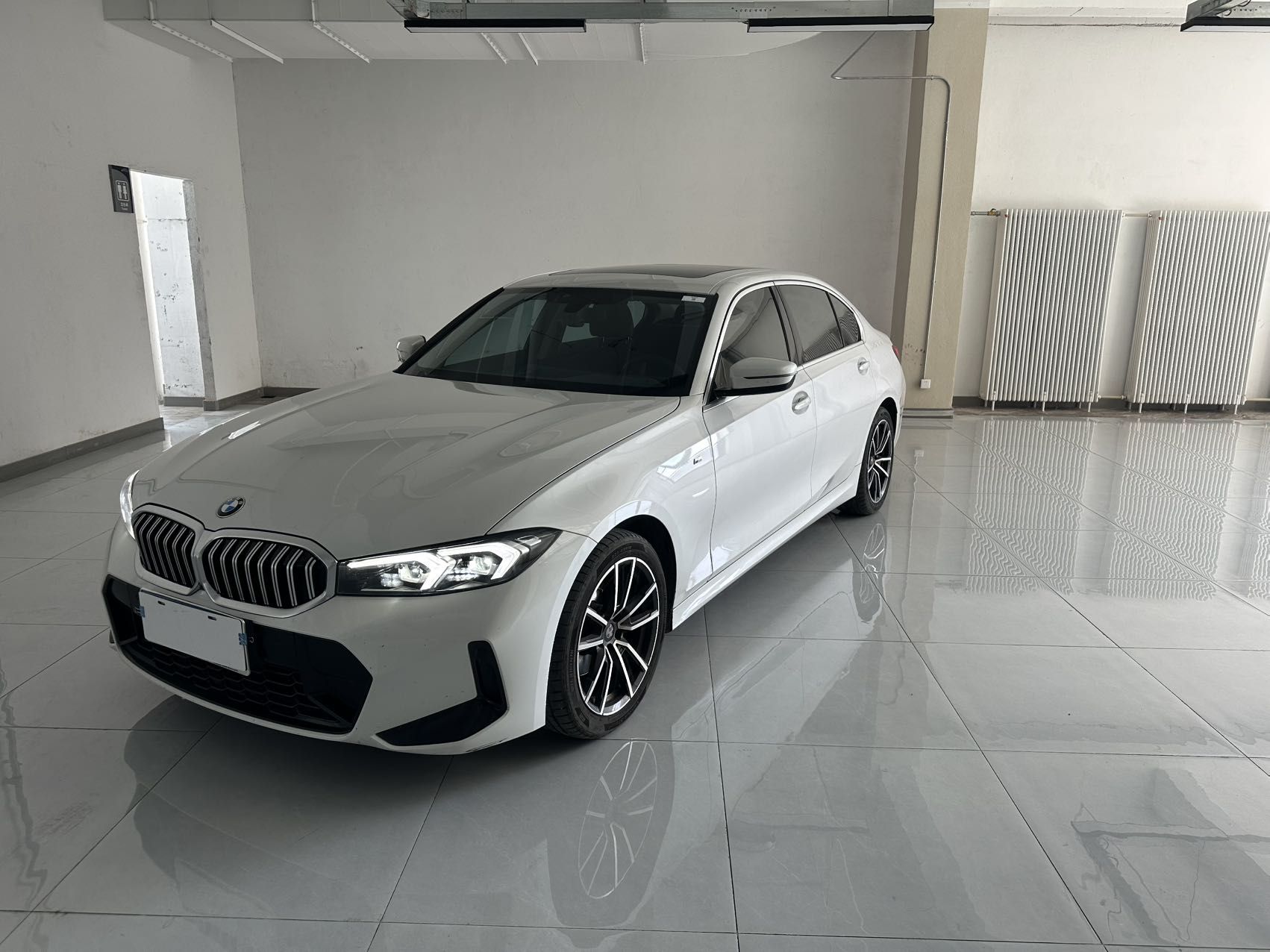 BMW 3 серии 2023 года, модель 320Li, спортивный пакет M