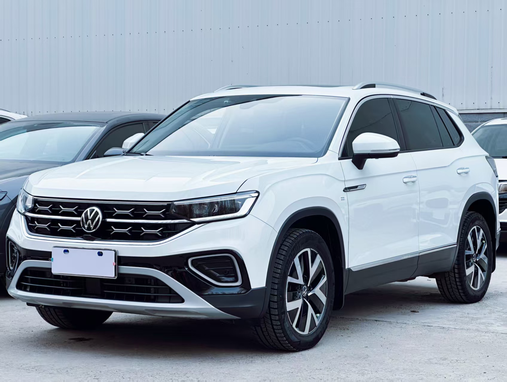 Volkswagen Tayron 2023 модель 280TSI двухколёсный привод, версия Luxury Plus Advanced