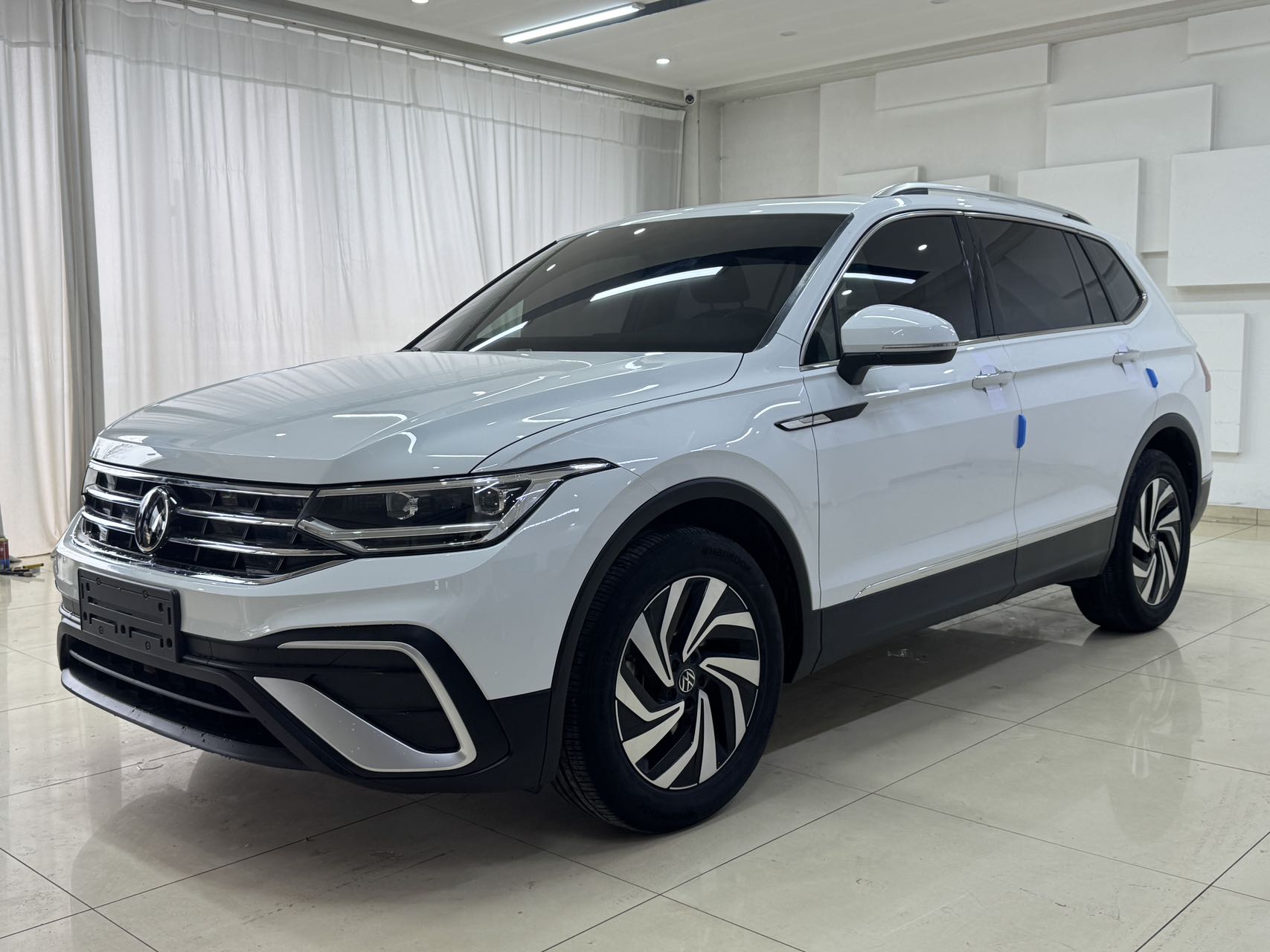 Volkswagen Tiguan L 2023 модель 280TSI автоматическая, передний привод, ограниченная версия Chaochuang