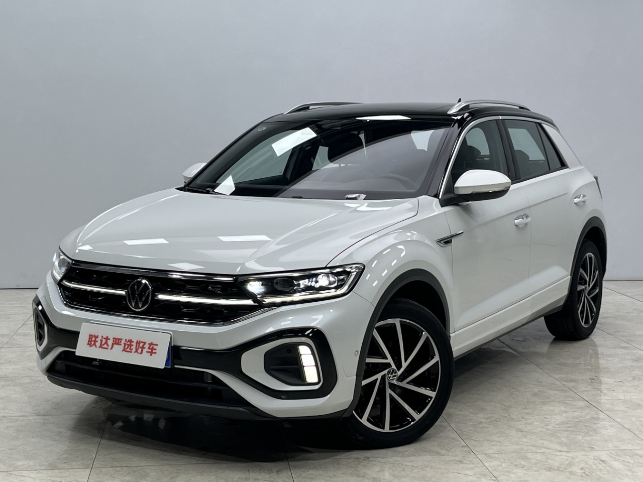 Volkswagen T-ROC Tange 2023 300TSI DSG передний привод, версия Starlight