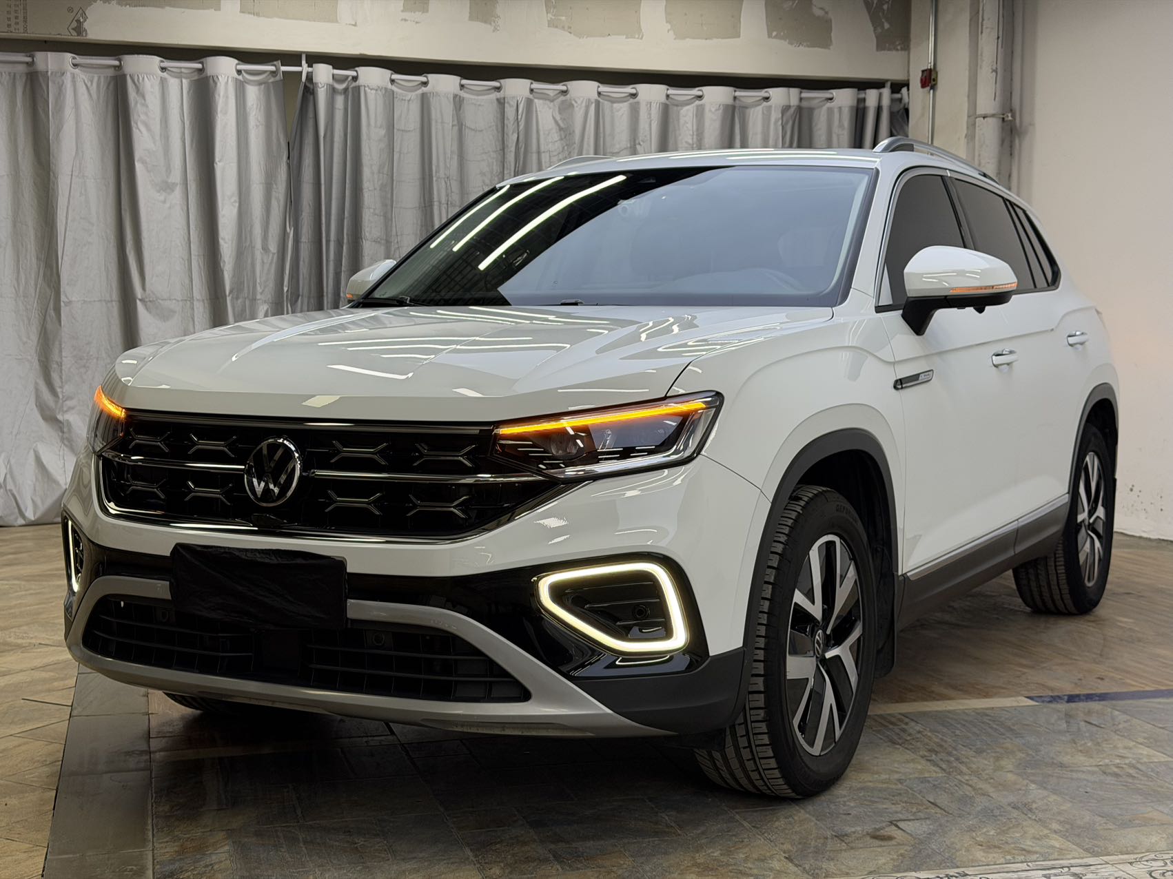 Volkswagen Tayron 2023 модель 280TSI переднеприводная версия Luxury Plus Advanced