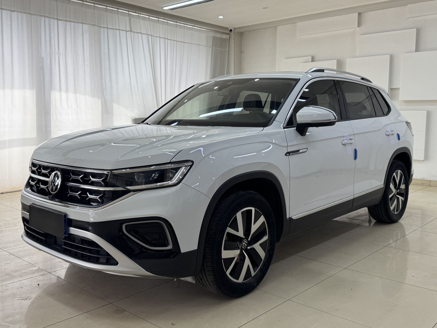 Volkswagen Tayron 2023 версия 280TSI передний привод, люкс Plus продвинутая версия