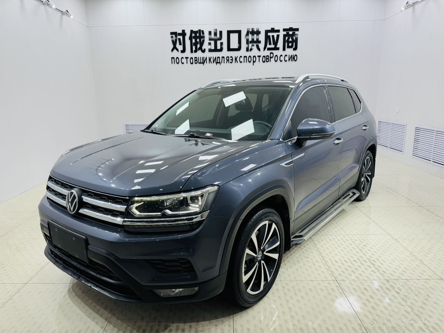 Volkswagen Tiguan 2021 года, версия 280TSI, передний привод, люксовая комплектация