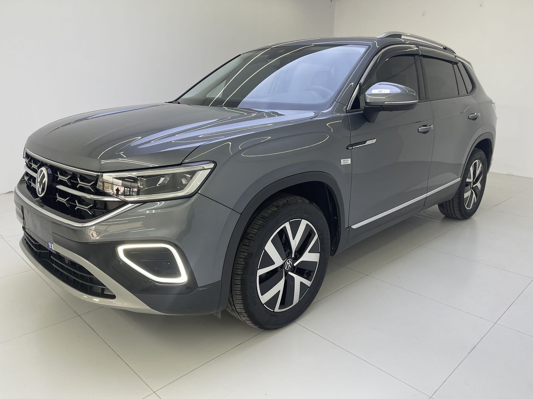 Volkswagen Tayron 2023 модель 280TSI двухколесный привод, версия Luxury Plus Advanced