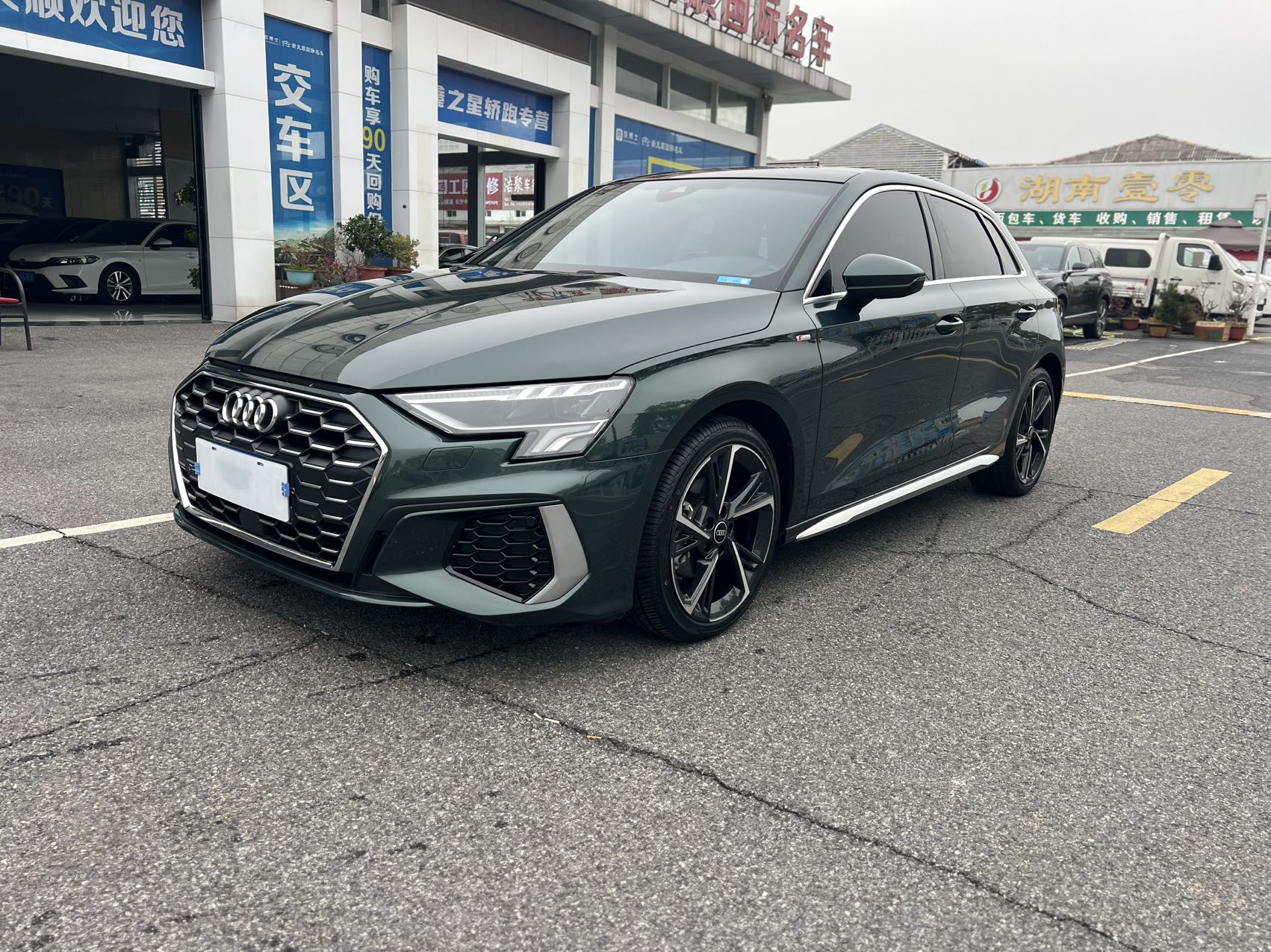 Audi A3 Sportback 2023 года, стильный спортивный хэтчбек