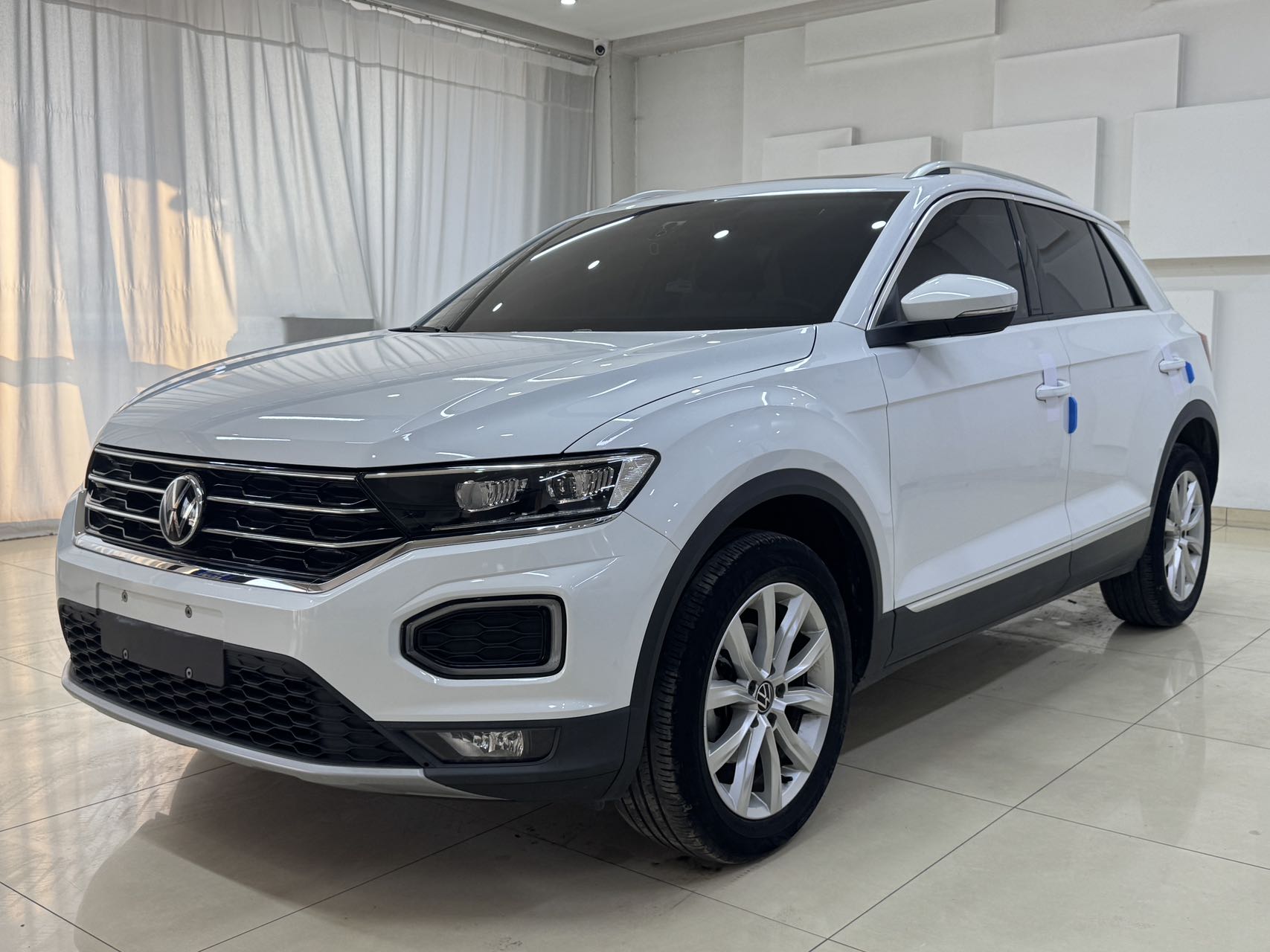 Volkswagen T-ROC Tange 2022 модель 280TSI DSG, передний привод, версия Elite PLUS