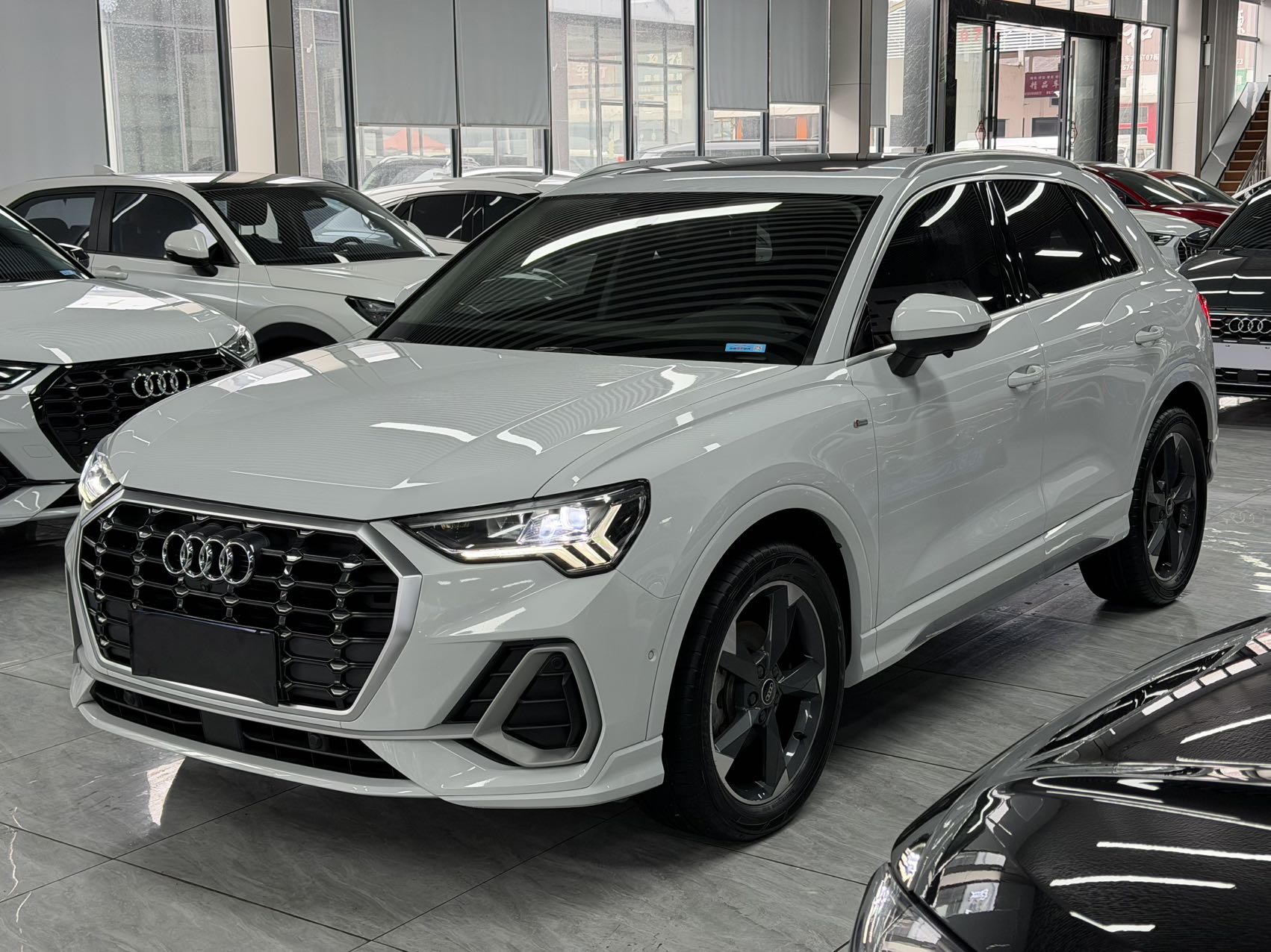 Audi Q3 2022 модель 35 TFSI стильная динамичная версия, стандарт страны VI