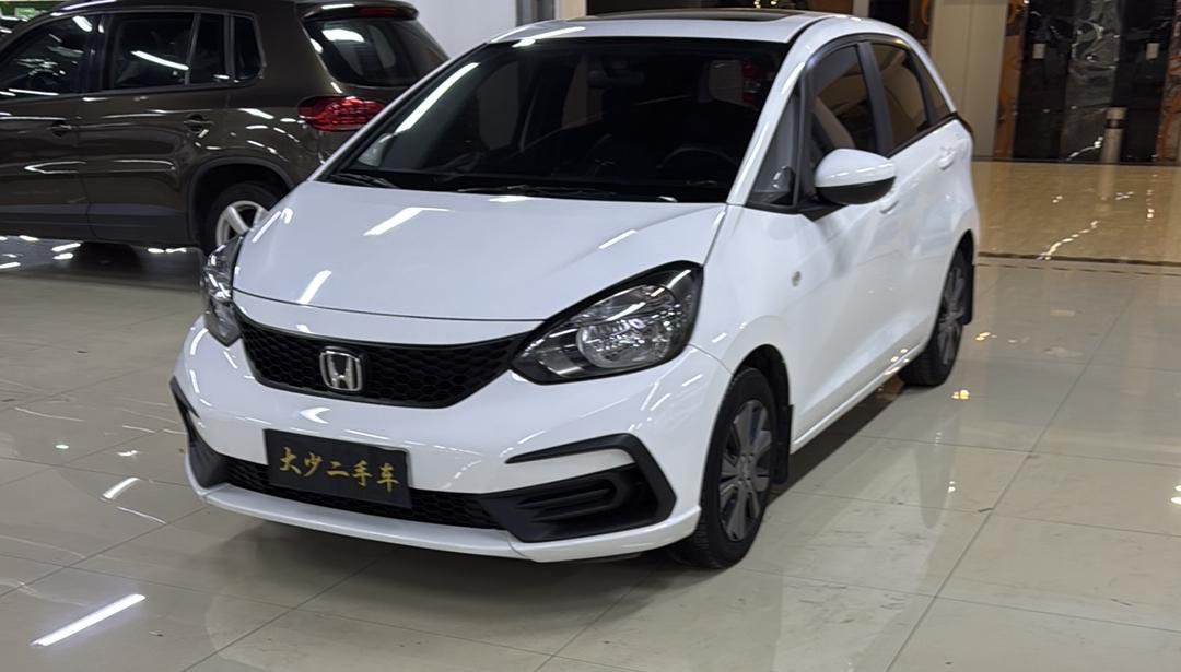 Honda Fit 2022 модельного года 1.5L CVT версия с панорамной крышей