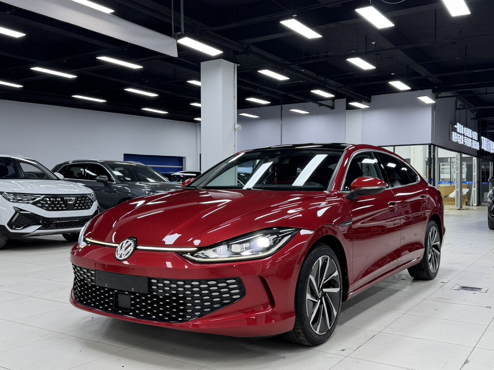 Модель 2022 года, двигатель 2.0 TSI, коробка передач DSG, версия "Флагман"