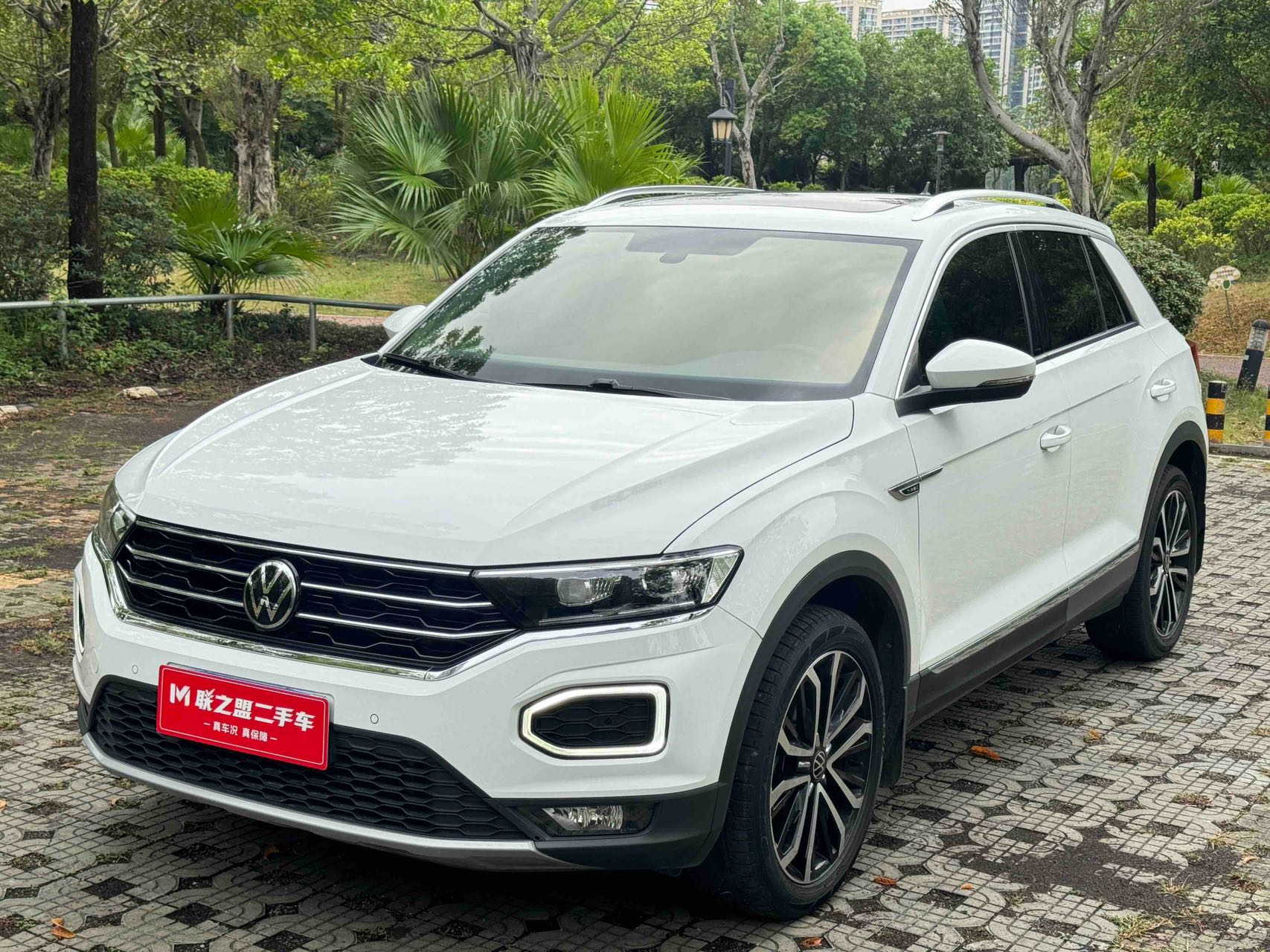 Volkswagen T-ROC Touareg 2021 года, обновленная версия, 280 TSI, DSG, полный привод, версия "Люкс" с интеллектуальными функциями.