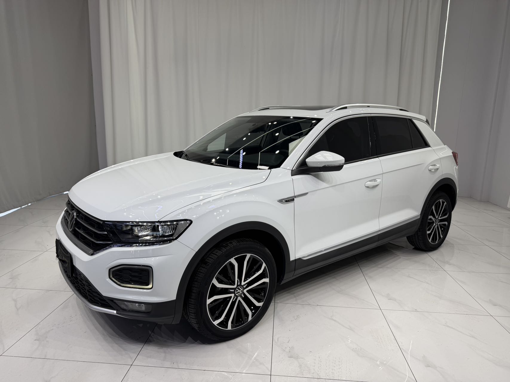 Volkswagen T-ROC 2021 модель 280TSI DSG, передний привод, комфортная версия с интеллектуальной связью