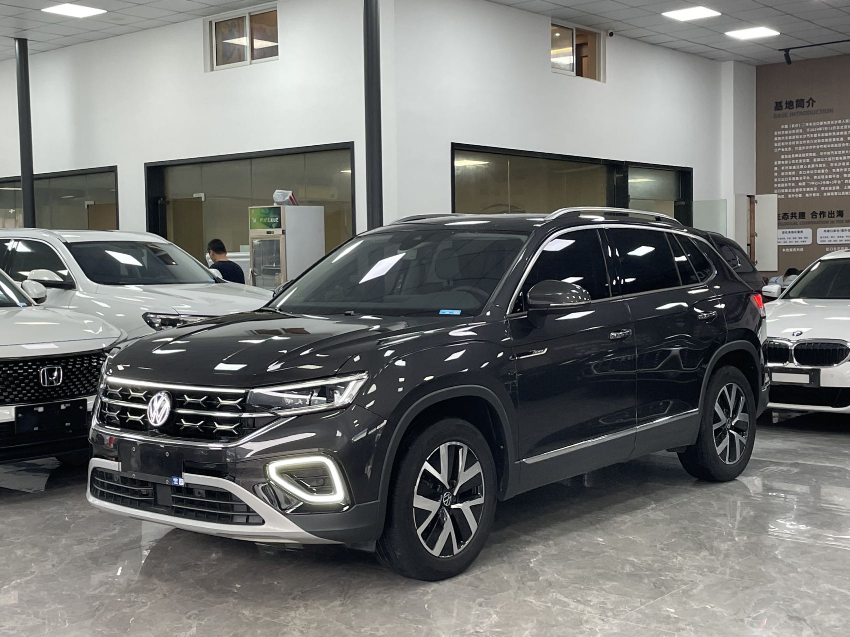 Volkswagen Tayron 2023 года, версия 280TSI, передний привод, люксовая комплектация Plus Advance