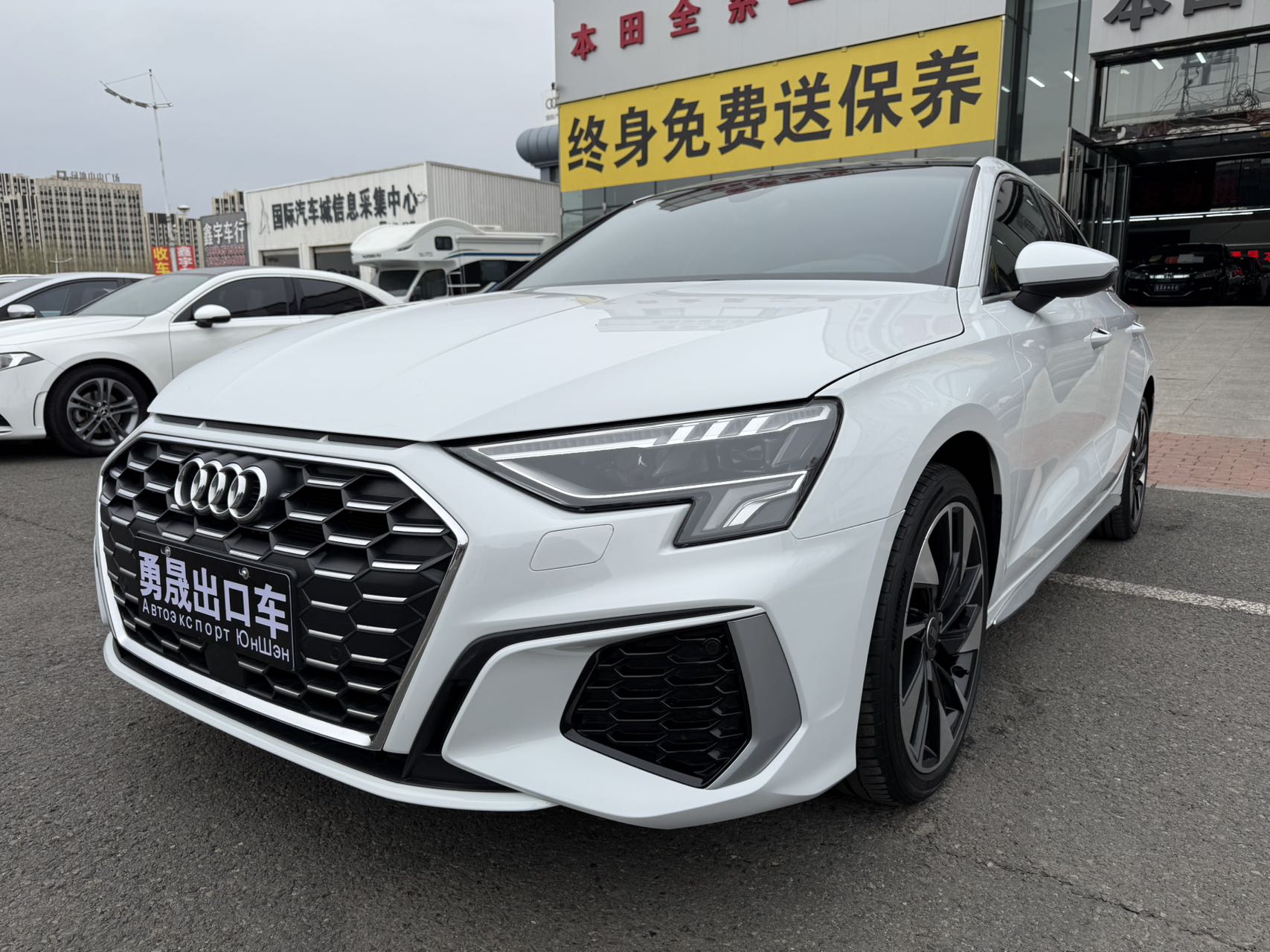 Модель A3L Limousine 2022 года, версия 35TFSI, спортивный и стильный вариант.