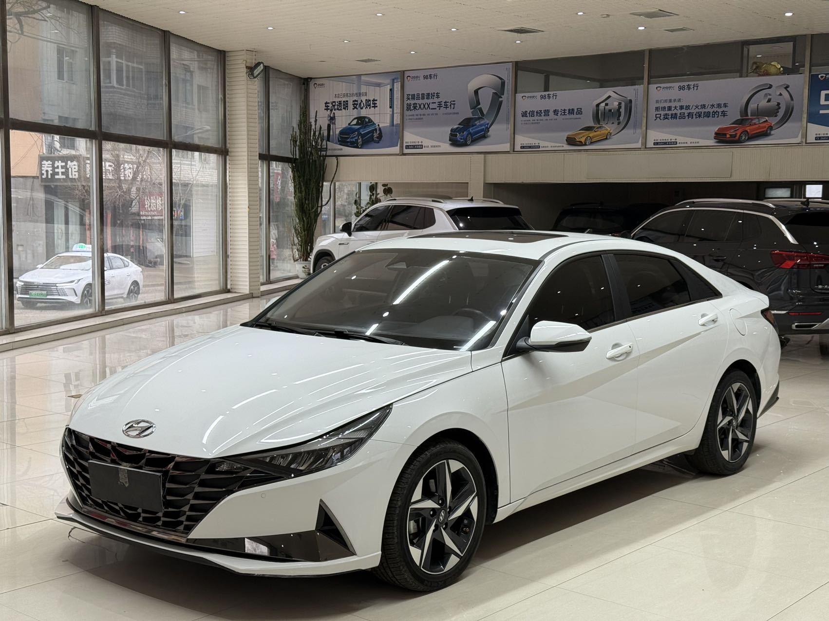 Hyundai Elantra 2022 года выпуска, 1.5L CVT, версия LUX Premium