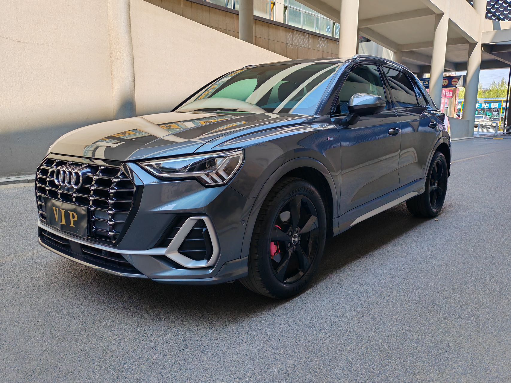 Модная и динамичная модель Audi Q3 2022 года