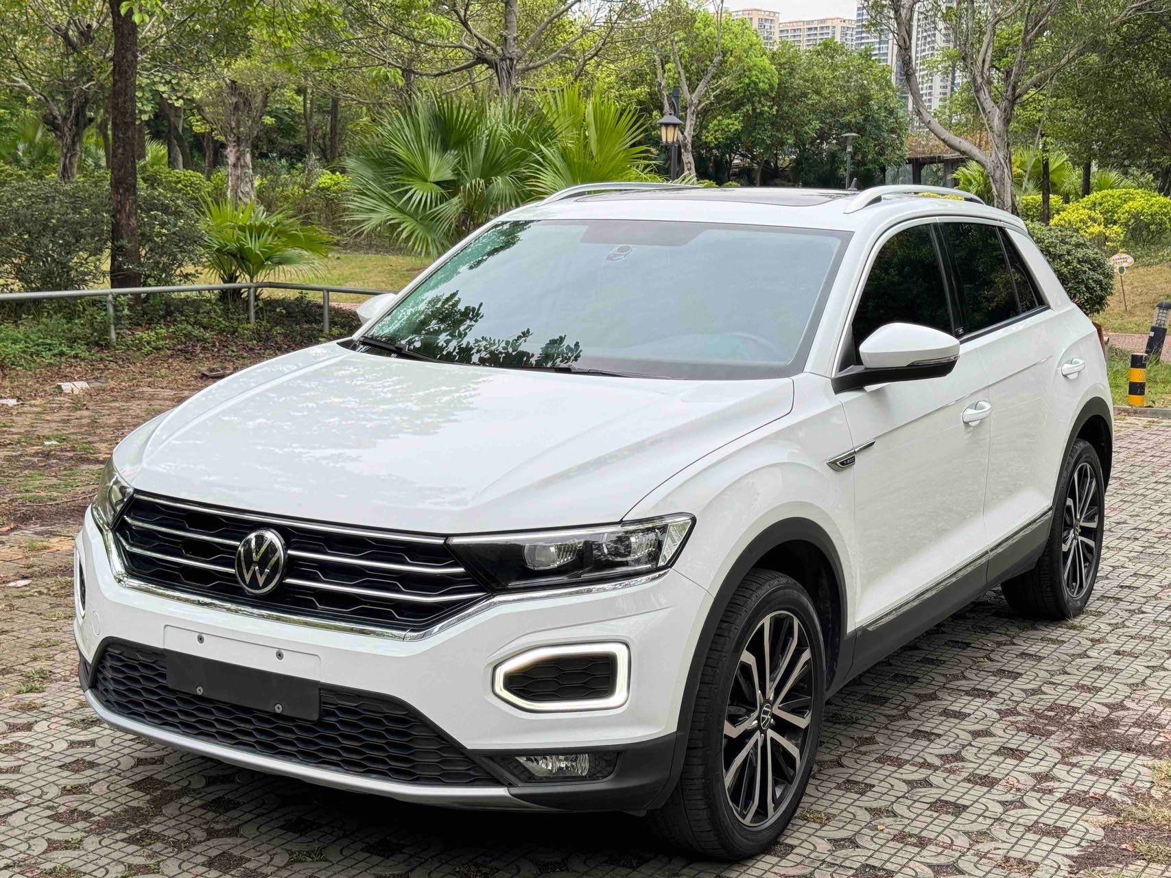 Volkswagen T-Roc 2022, 1.4 TSI 280 TSI, передний привод, Comfortline PLUS, автоматическая коробка передач.