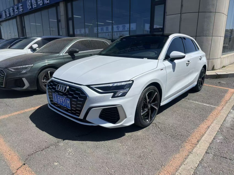 Audi A3, модель 2022 года выпуска, версия Sportback 35 TFSI, спортивный стиль.