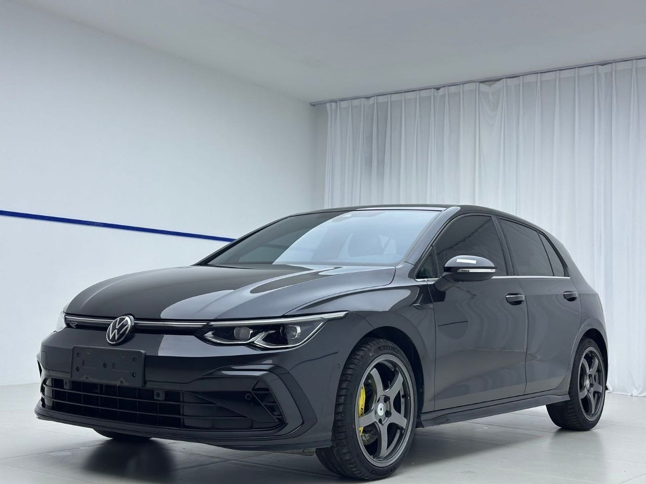 Volkswagen Golf 2021 года, двигатель 2.0 TSI, коробка передач DSG, комплектация R-Line