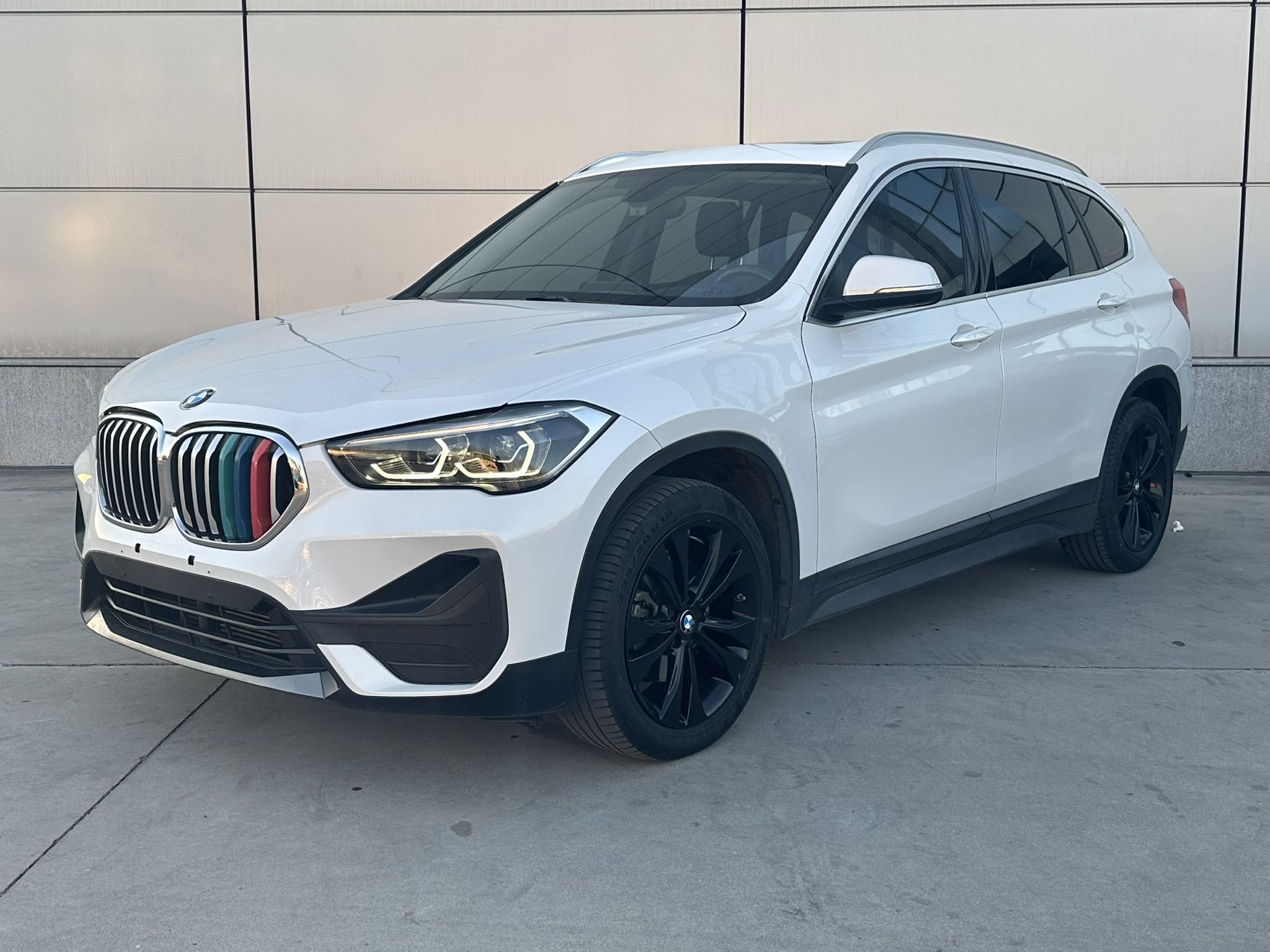 Модная модель BMW X1 2021 модельного года с рестайлингом sDrive20Li