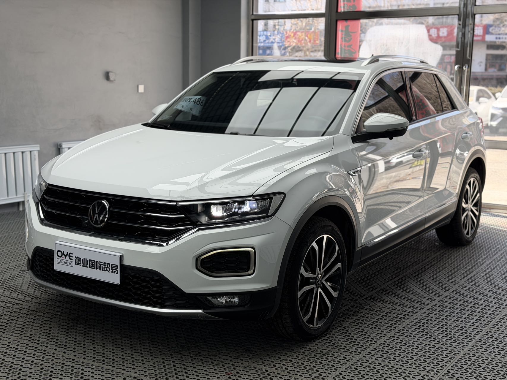 T-ROC 280TS DSG, двухколесный, комплектация "Шуан Хуан Плюс", 2022 года выпуска.